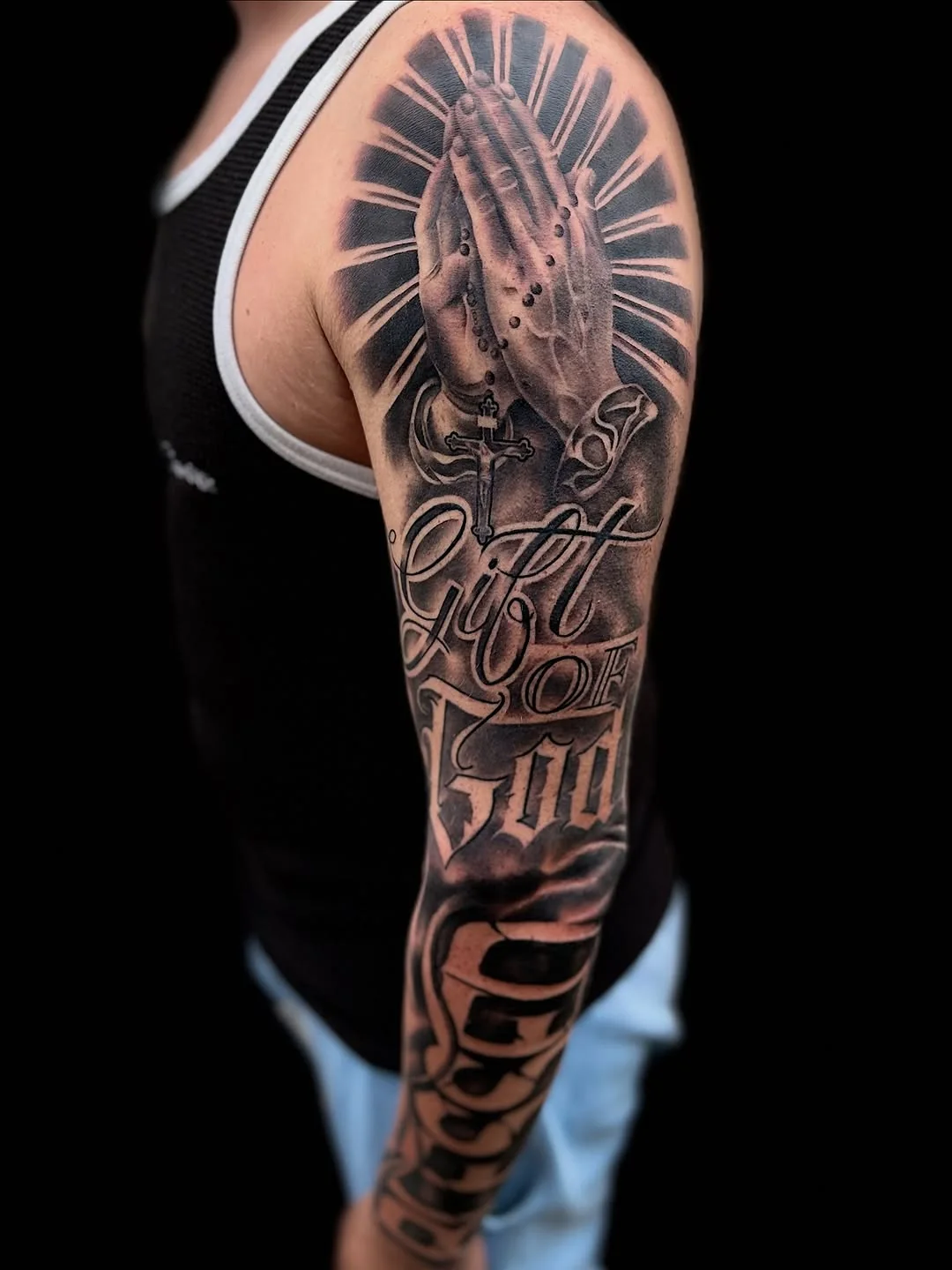 Betende Hände als Full Sleeve mit Lettering