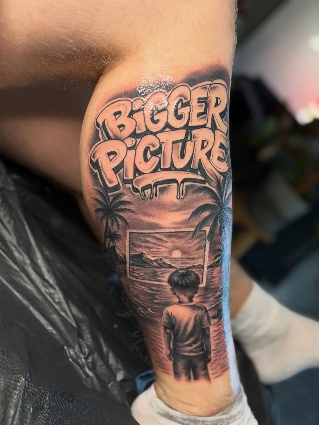 Lettering ‚Bigger Picture‘ mit Landschaft im Hintergrund