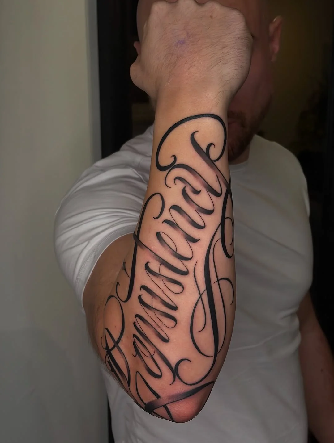 Geschwungenes Lettering über den Unterarm