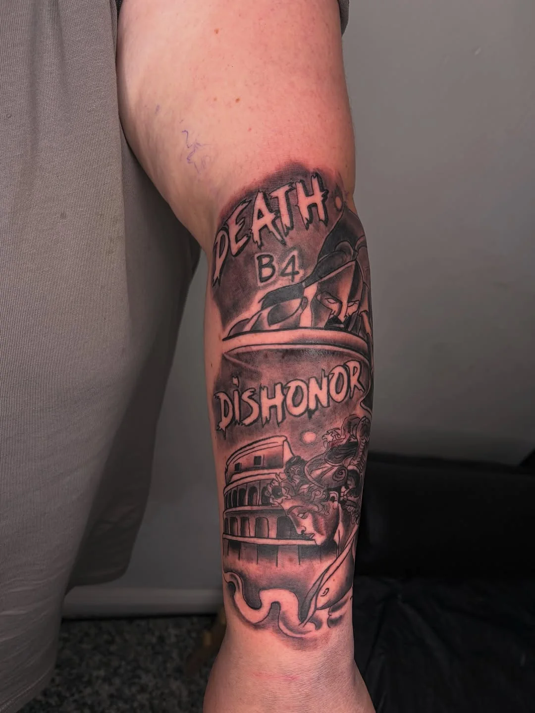 Lettering mit Architekturmotiv auf dem Unterarm