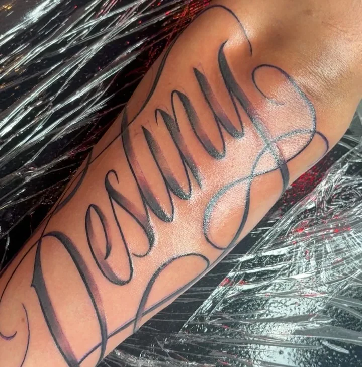 Chicano-Lettering ‚Destiny‘ über den kompletten Unterarm, Black & Grey