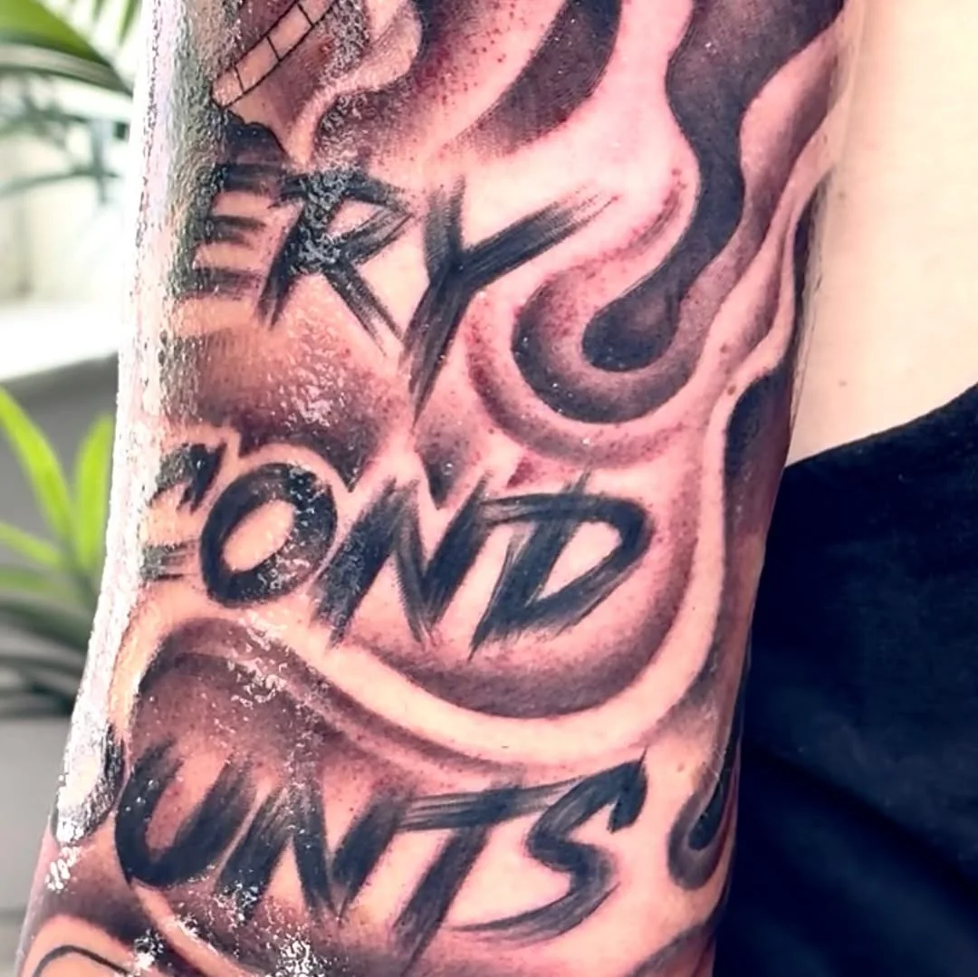 Lettering ‚Every Second Counts‘ über den Unterarm
