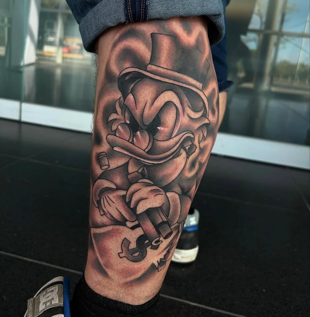 Jester-Motiv mit Kartenblatt auf der Wade
