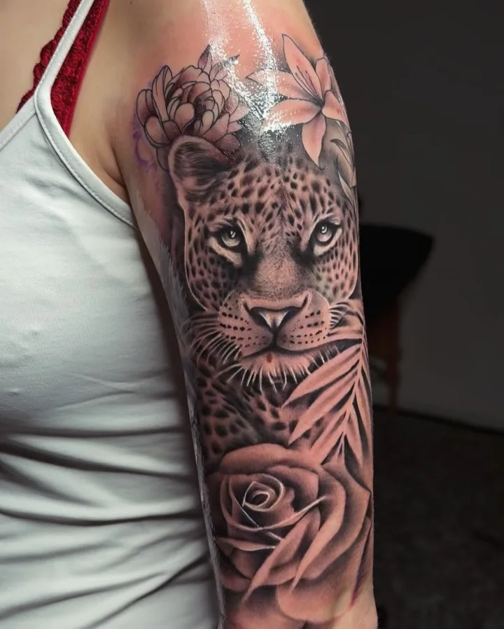 Leopard mit Rosen als Oberarm-Sleeve