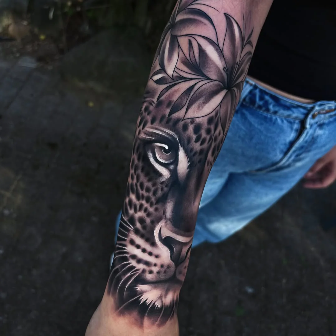 Leopardenblick auf dem Unterarm