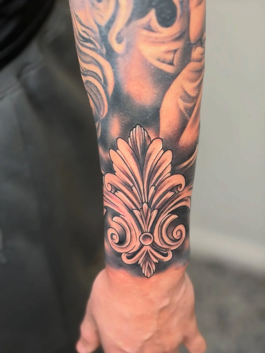 Ornamentales Filigran-Muster über Unterarm und Handrücken