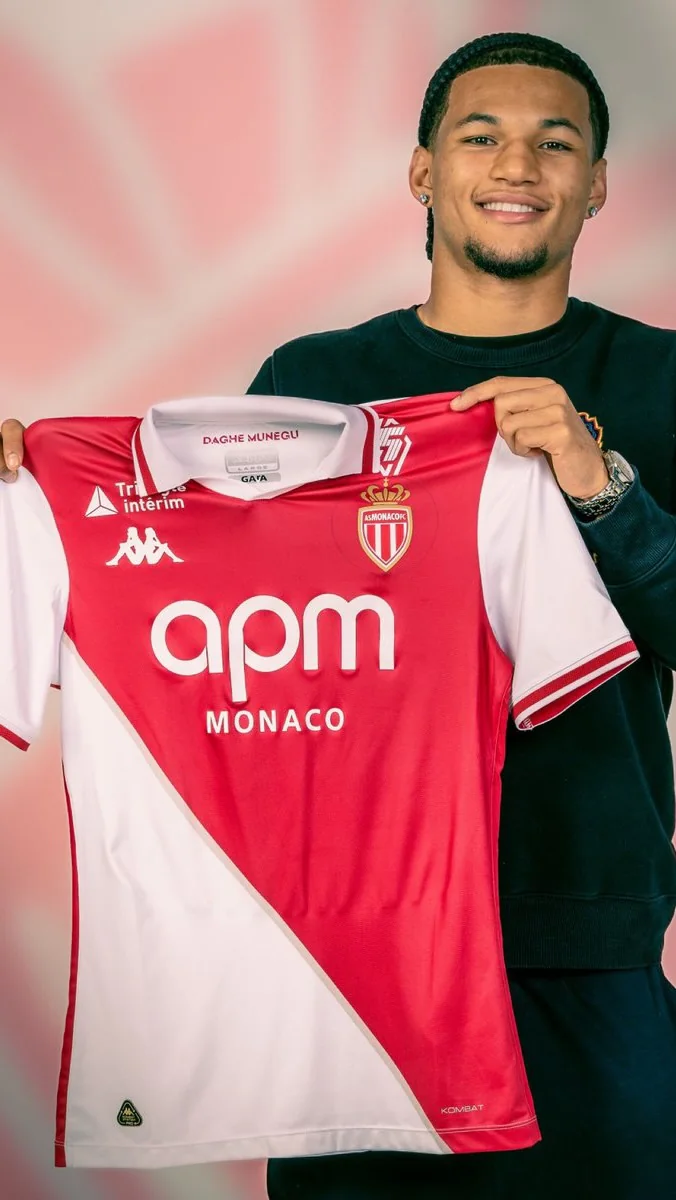 Paris Brunner mit seinem Trikot nach der Session