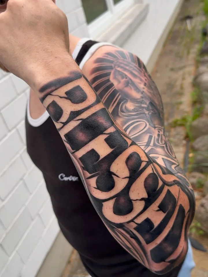 Schriftzug ‚Riessa‘ als Full Sleeve in schwerem Chicano-Lettering