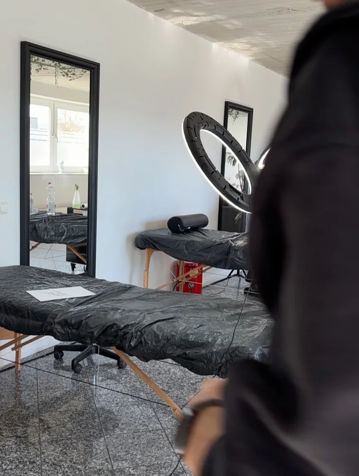 Behandlungsliege und Spiegel im Studio