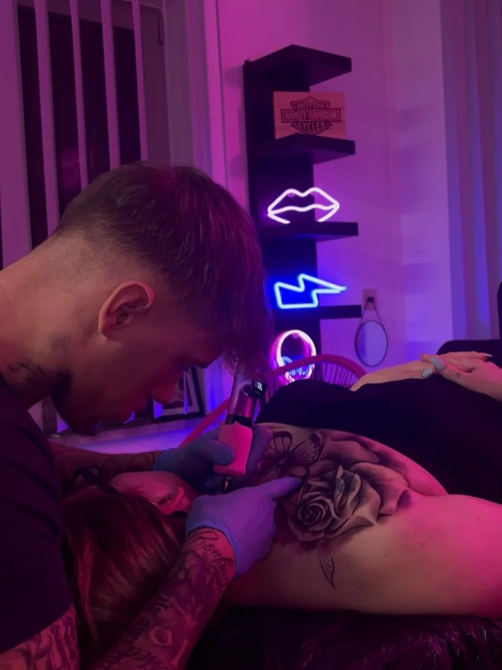 Arbeit unter Neonlicht im Studio