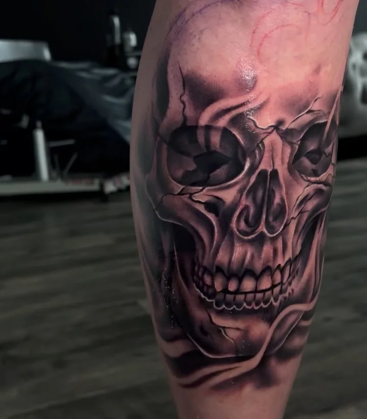 Totenkopf auf der Wade