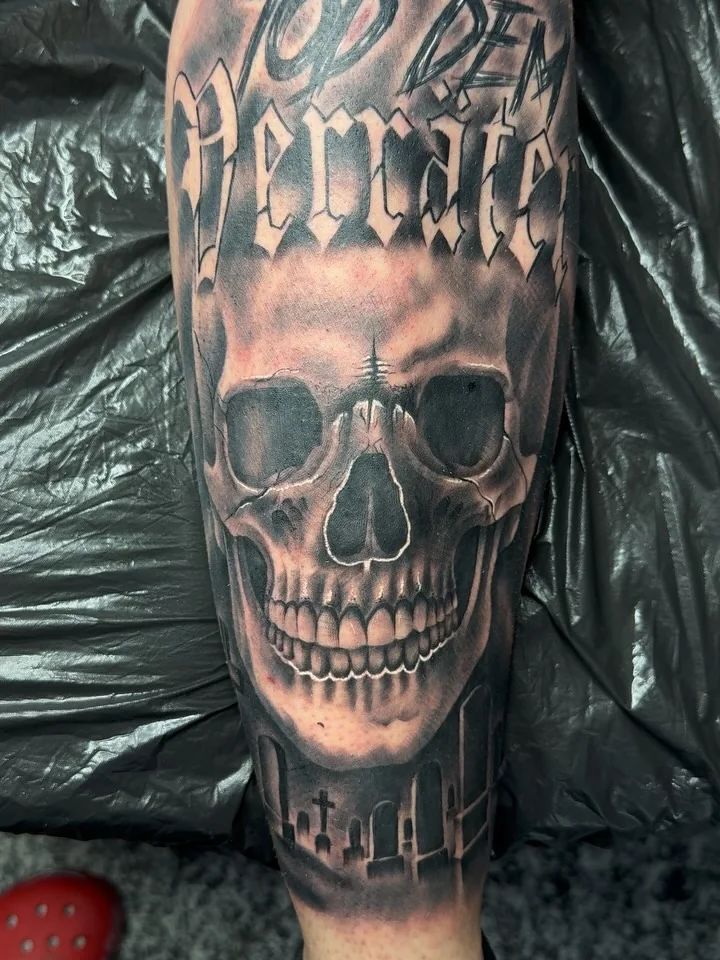Totenkopf mit Schriftzug, kontrastreiches Black & Grey