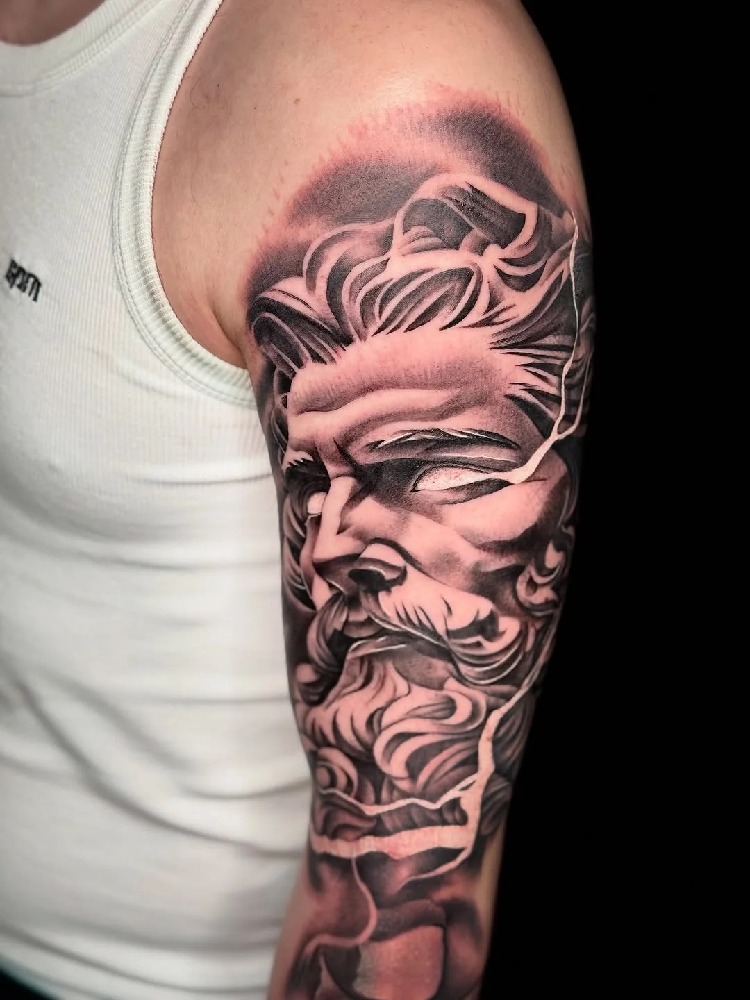 Zeus-Büste auf der Schulter, Black & Grey